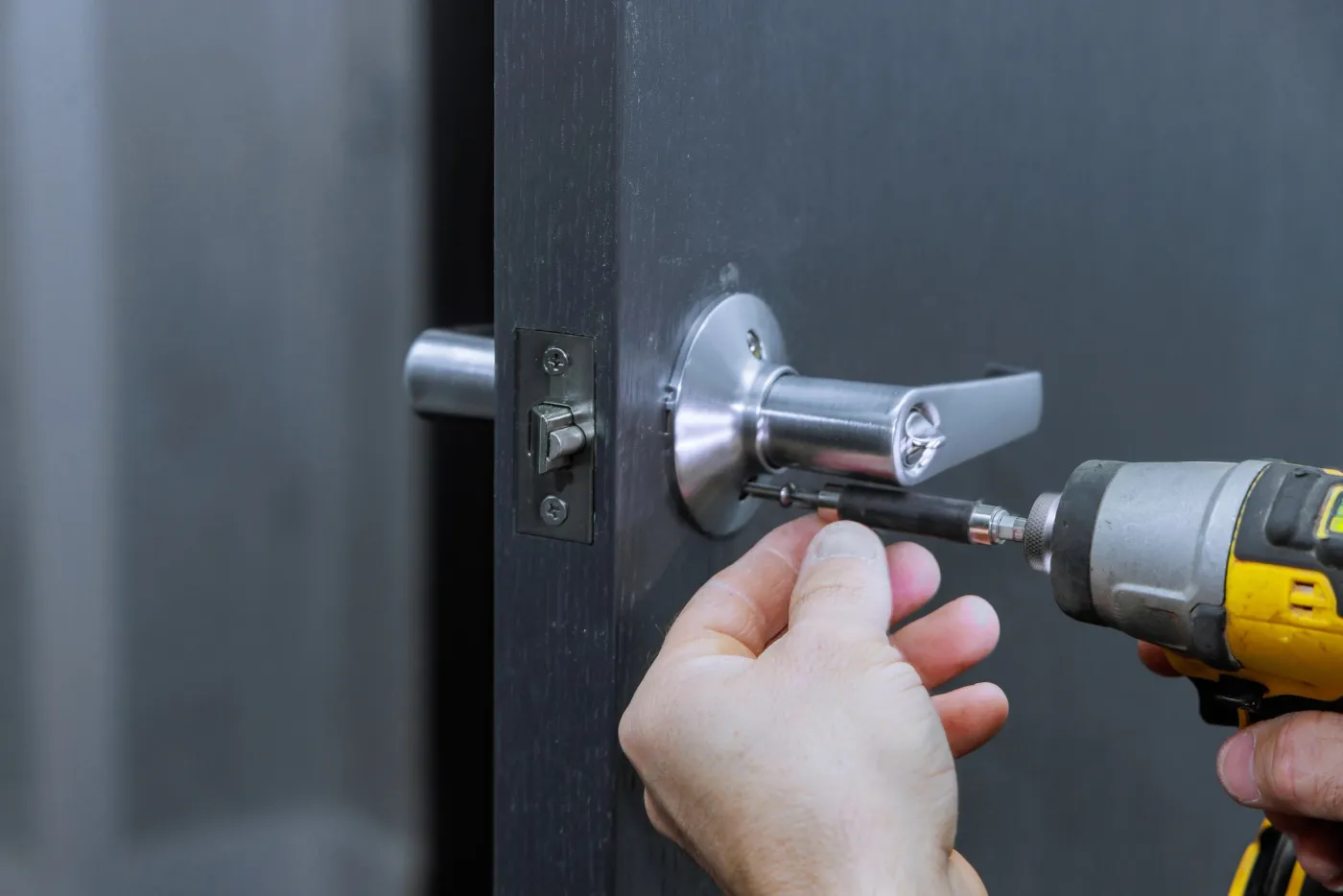 Réglage du mécanisme d'une serrure à béquille sur une porte à Châtillon (92320)