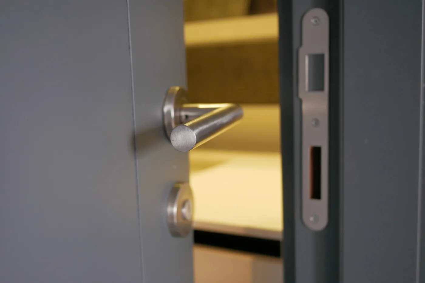 Béquille et serrure encastrée d'une porte de sûreté à Châtillon (92320)