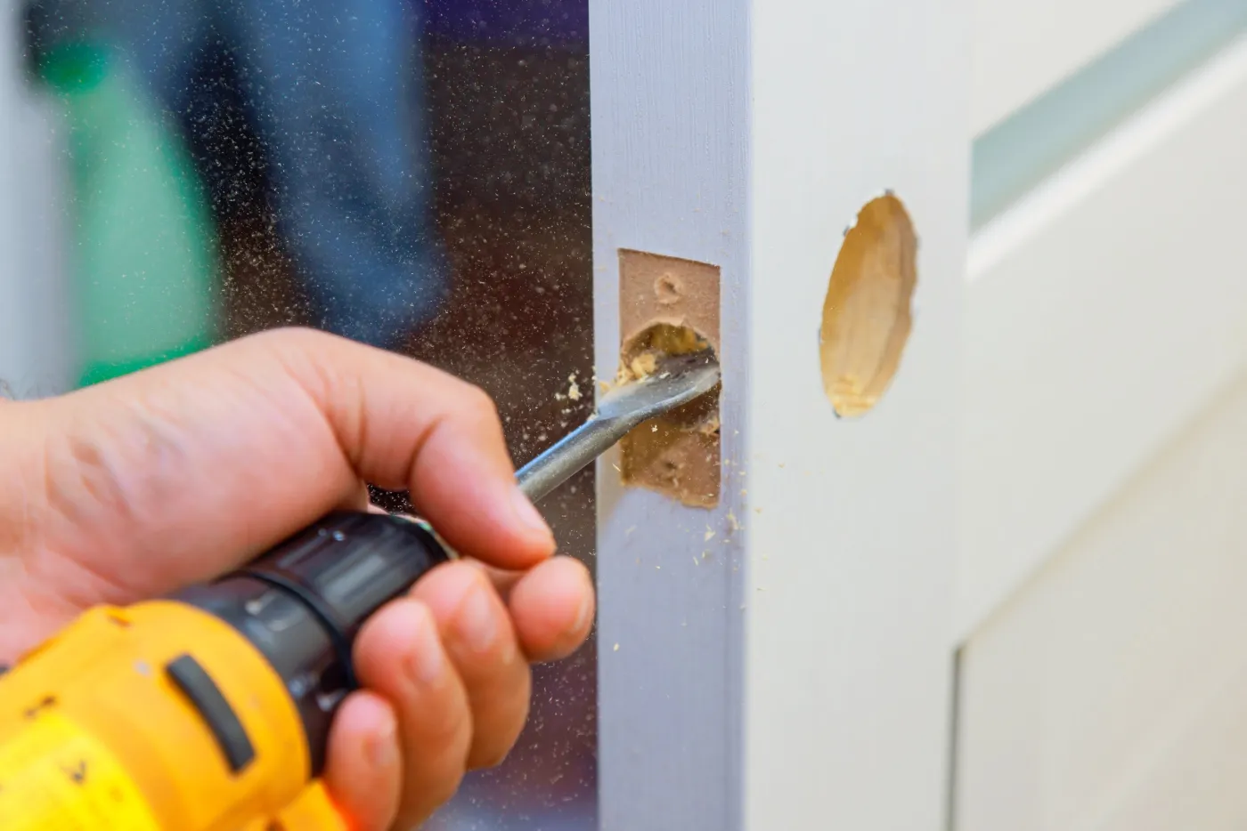 Mortaisage du chant d'une porte pour l'encastrement d'une serrure