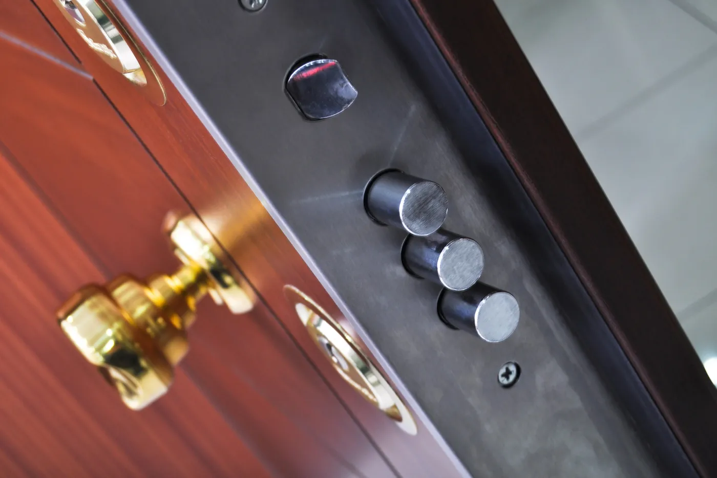 Pênes de condamnation d'une serrure multipoints sur un bloc-porte blindé